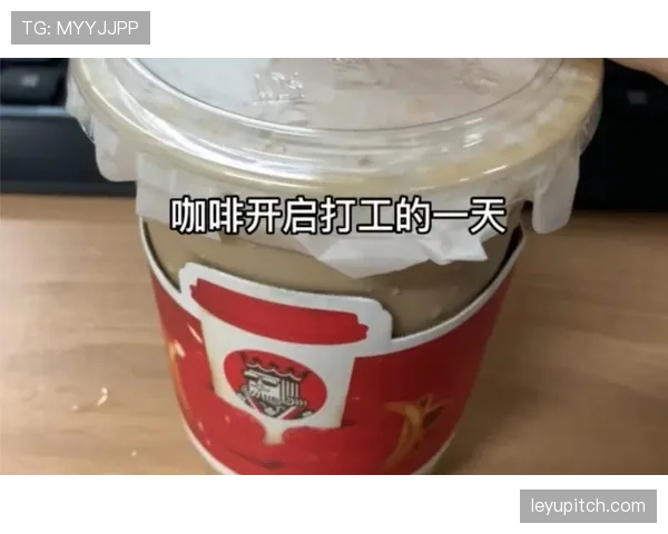 樊振东训练完随手啃蛋白棒的样子，像极了我加班啃面包的打工人